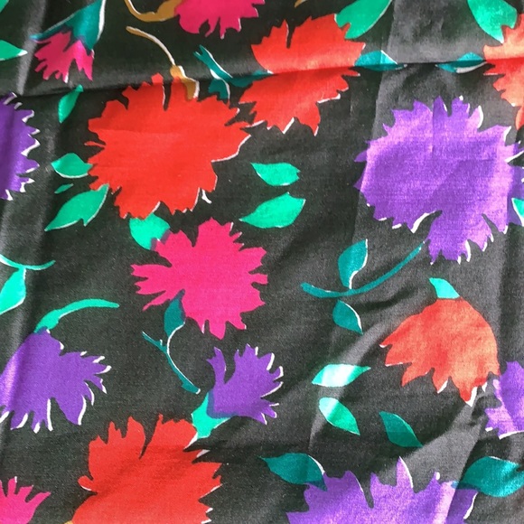 Vintage purple floral 100% silk hand rolled scarf - Picture 3 of 9